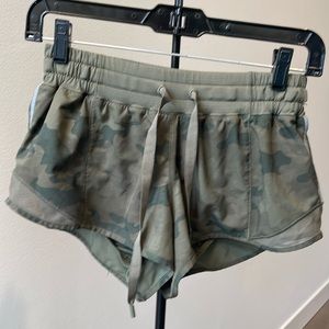 Lululemon Hotty Hot short 2.5, camo, size 4